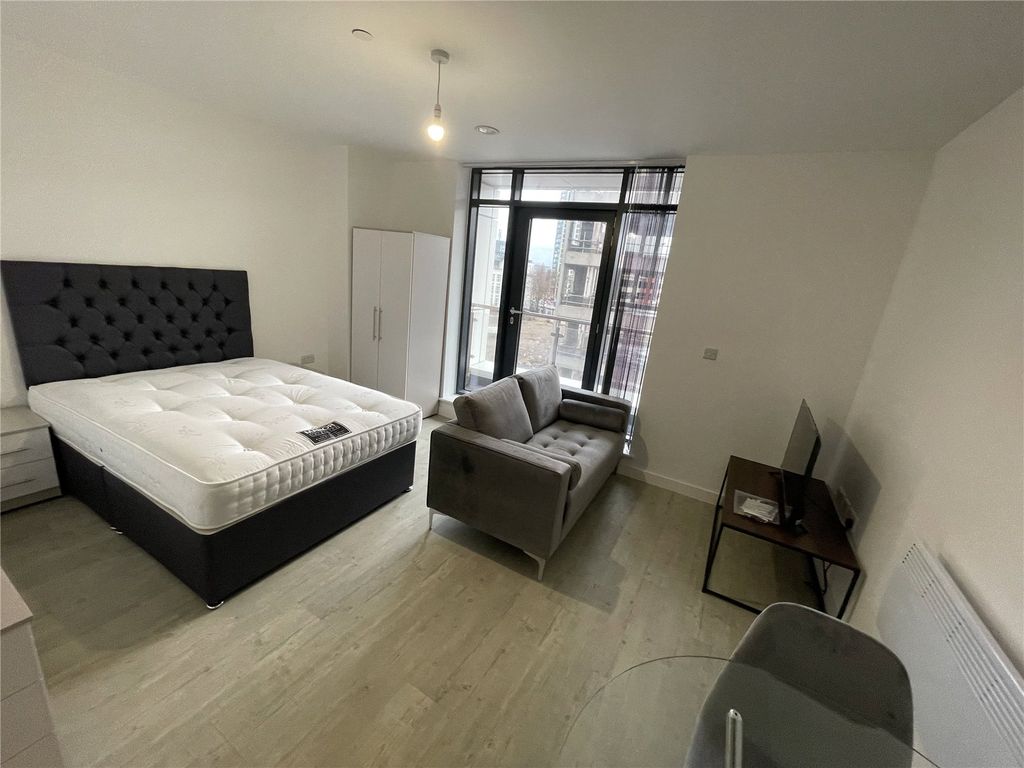 Property photo 3 of 6 Bedroom/Lounge