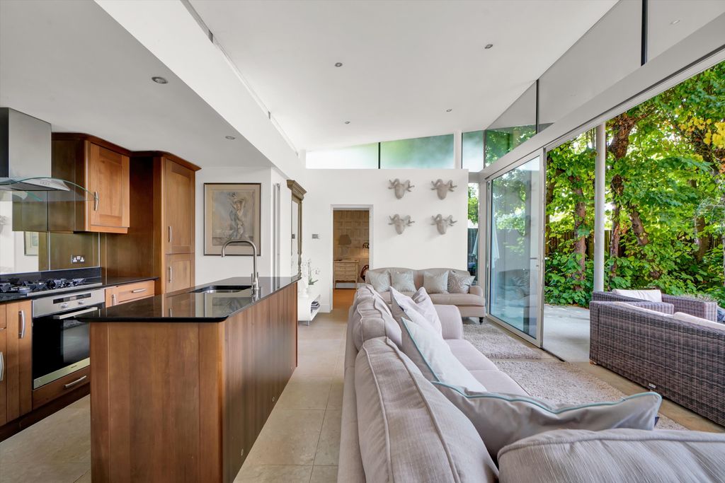 Property photo 3 of 34 Image