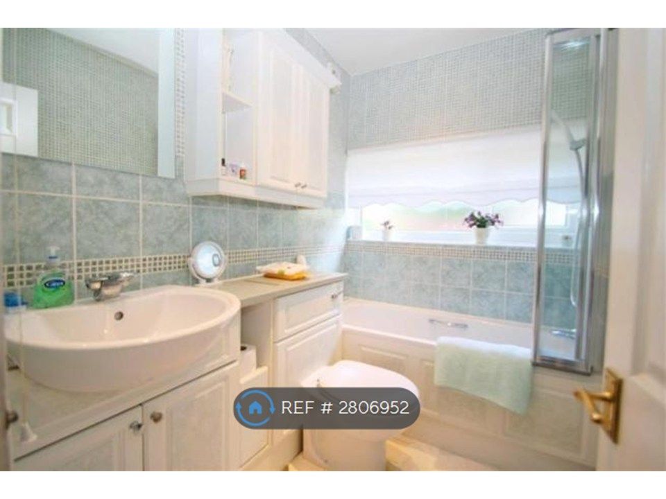 Property photo 3 of 10 Bathroom