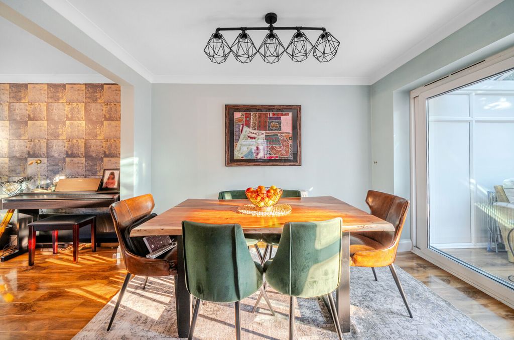 Property photo 3 of 23 1357712-19-68dc0c...