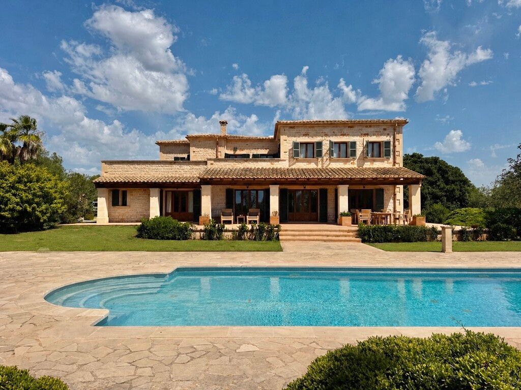 Property photo 1 of 18 Swimming Pool (1)