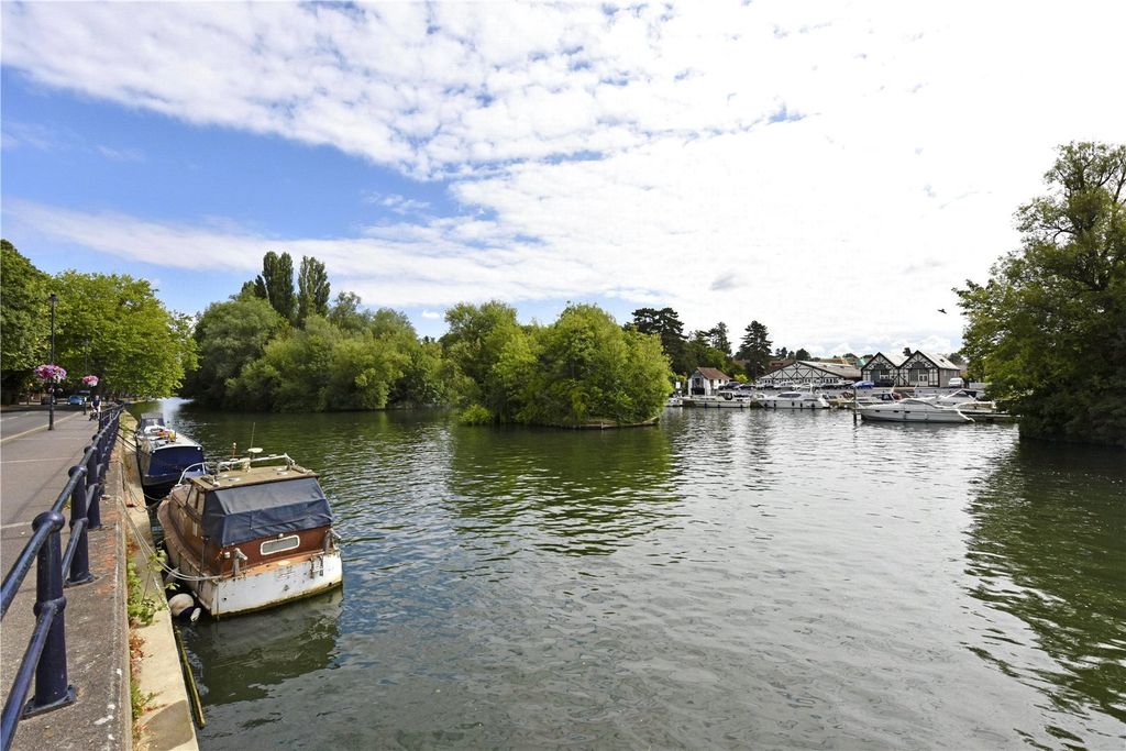 Property photo 1 of 11 River Thames