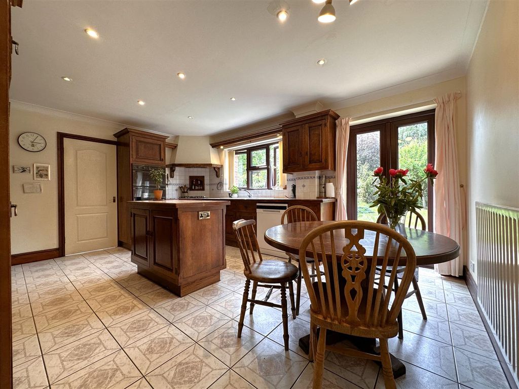 Property photo 2 of 27 Spacious Dining Kitchen 255