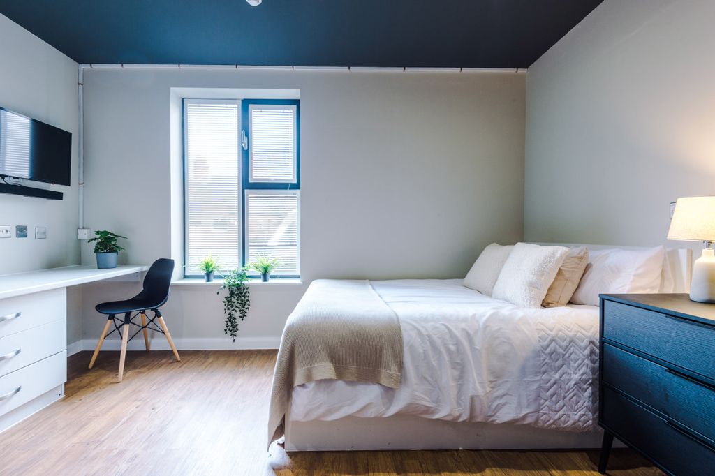 Property photo 1 of 10 Flat 6, Unw, 1