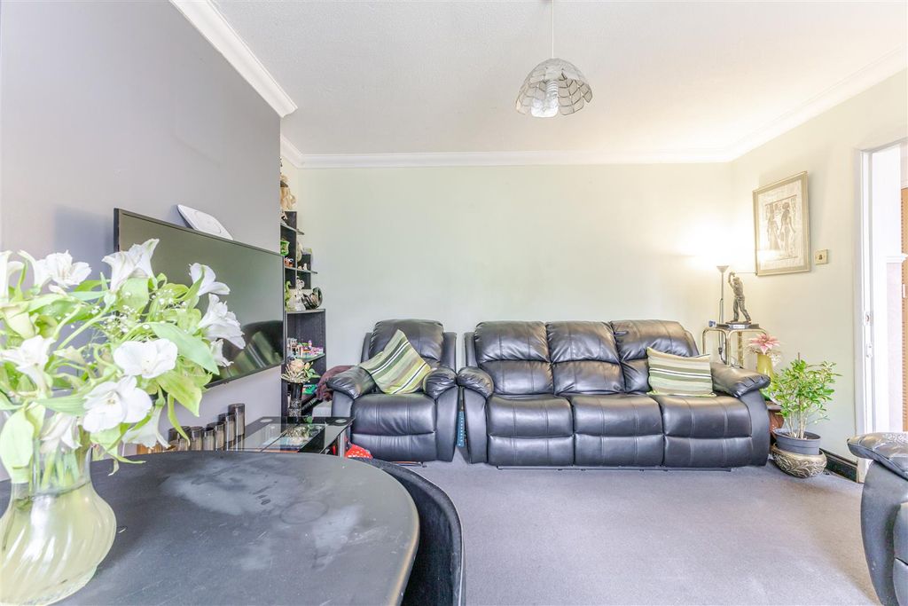Property photo 3 of 18 Living 4.Jpg