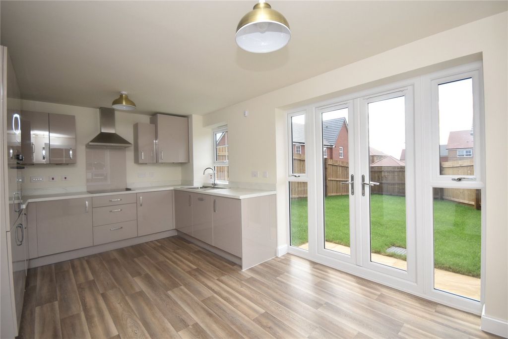 Property photo 2 of 18 Picture No. 12