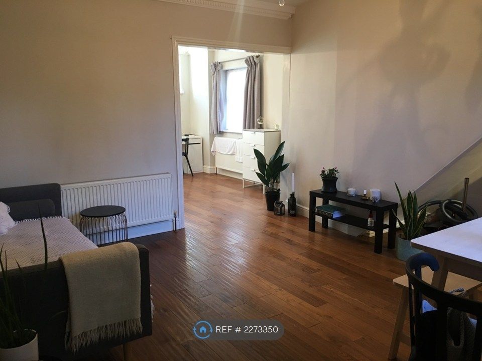 Property photo 3 of 13 Lounge