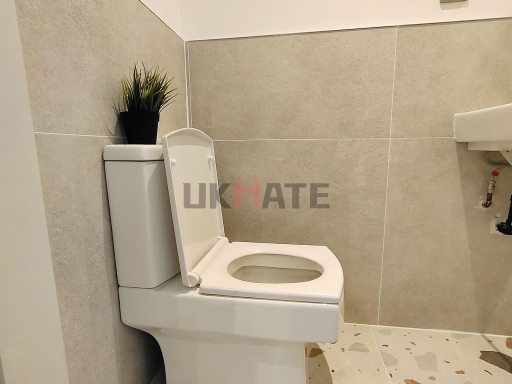 Property photo 1 of 7 A Clean And Modern Bathroom Featuring A Toilet And...