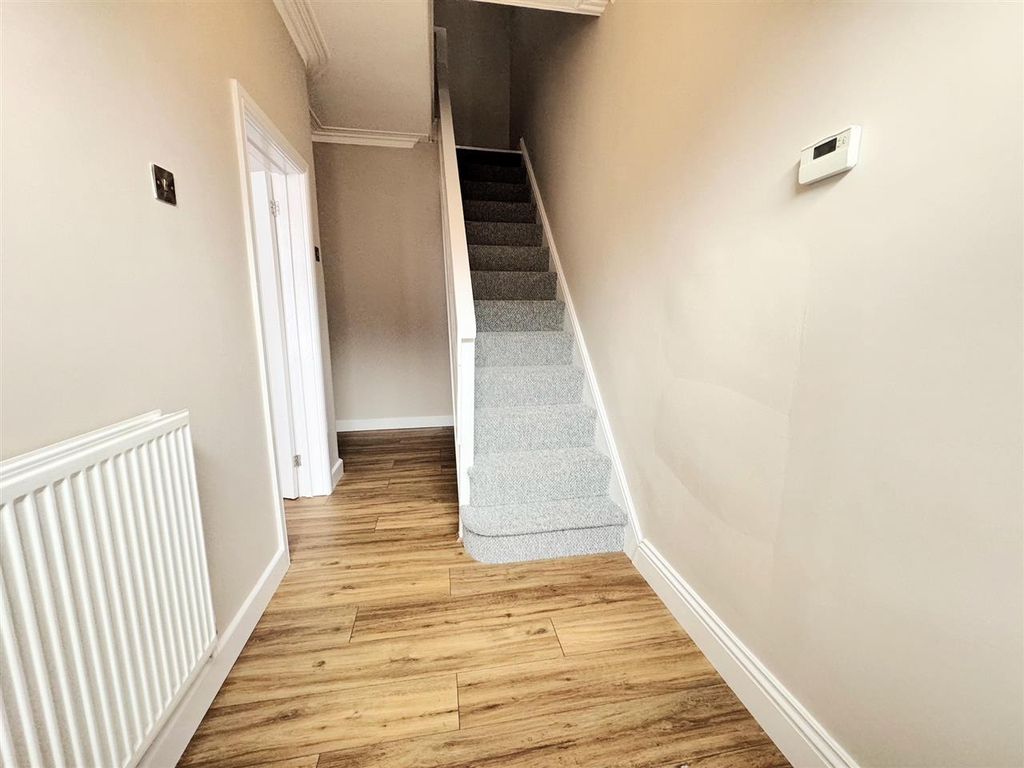 Property photo 2 of 14 Entrance Hall