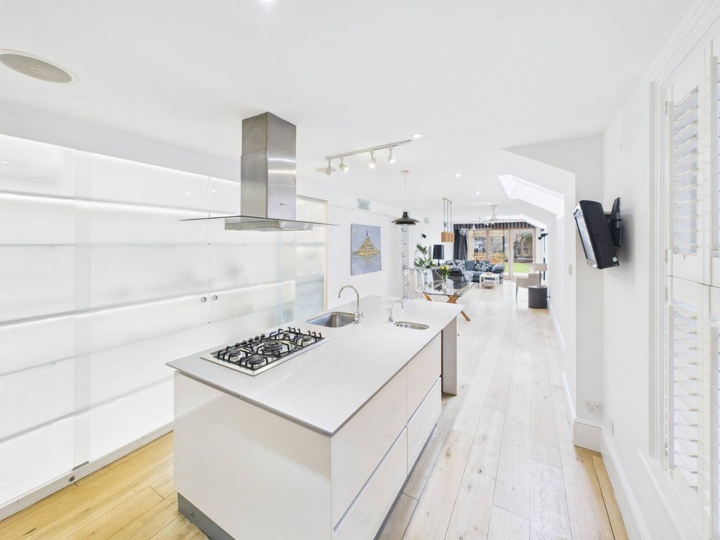 Property photo 2 of 19 Kitchen