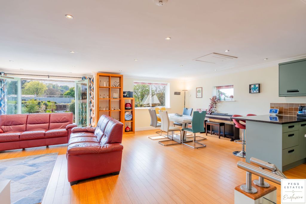 Property photo 2 of 26