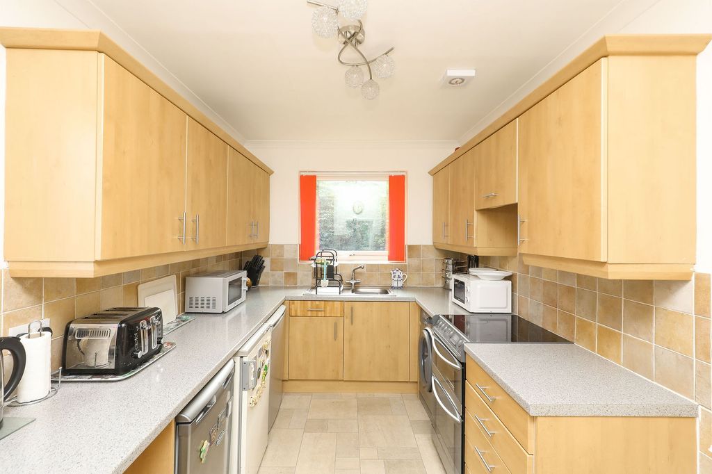 Property photo 3 of 19 Kitchen
