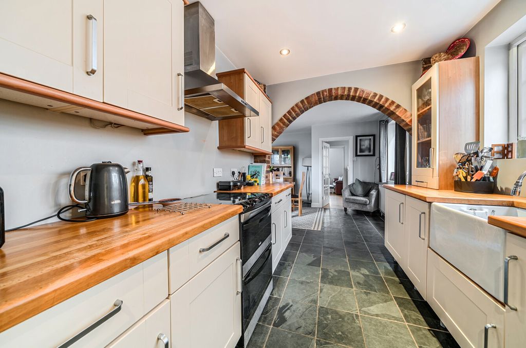 Property photo 3 of 20 1374183-12-690dc2...