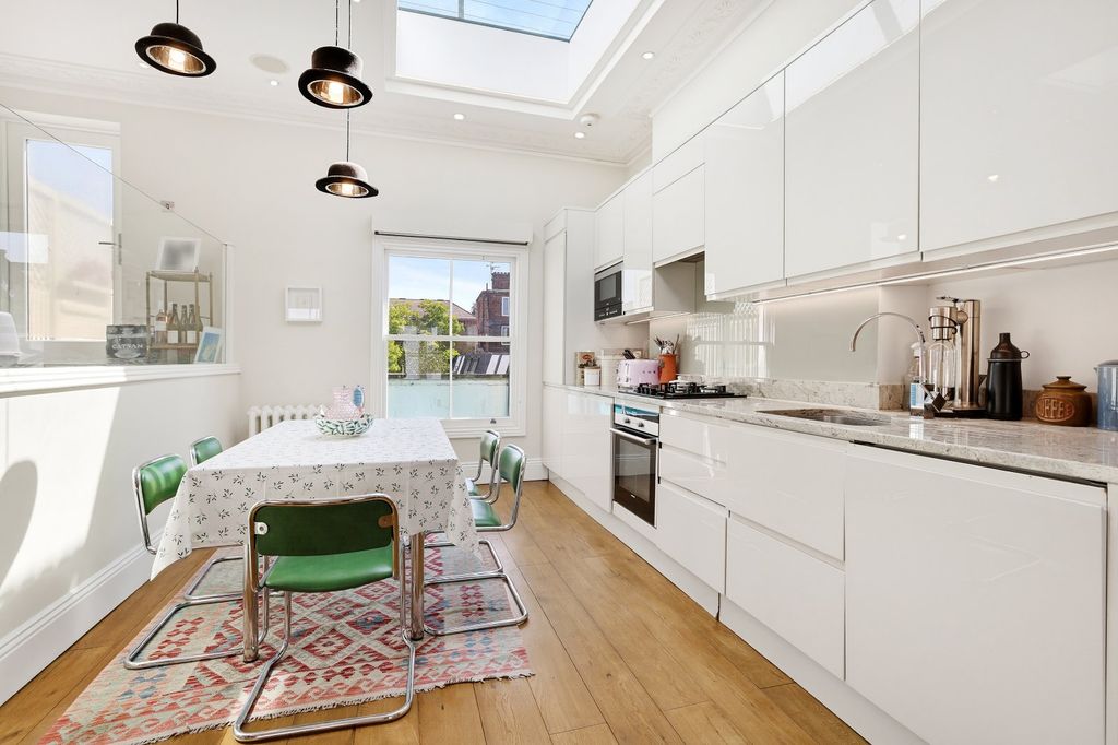 Property photo 3 of 17 Kitchen