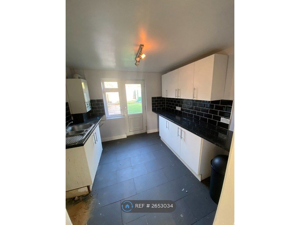 Property photo 2 of 11 Kitchen