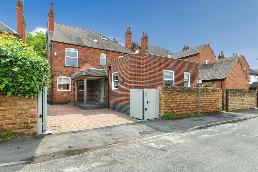 Additional image 42 of 6 bed detached house to rentVictoria Embankment NG2
