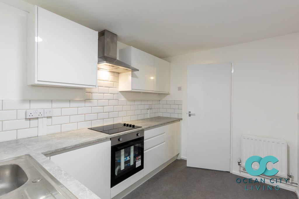 Property photo 1 of 10 Kitchen