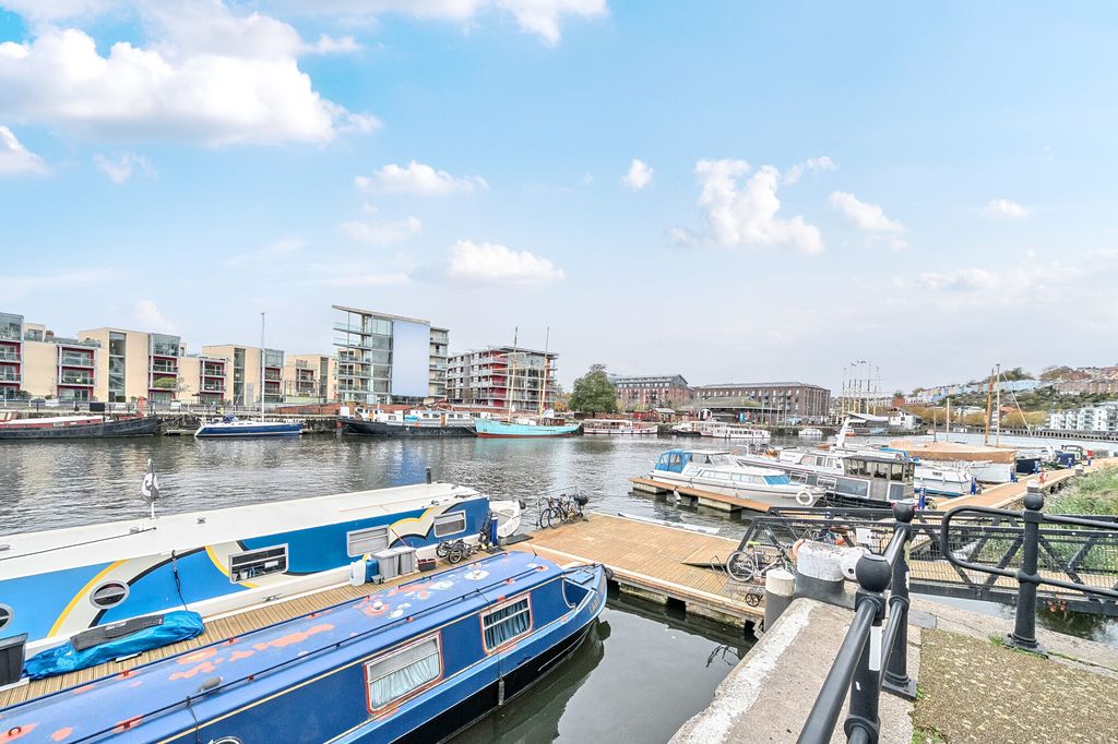 Property photo 2 of 11 Harbourside