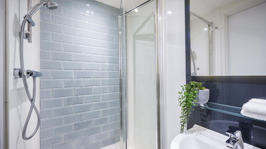 Property photo 1 of 32