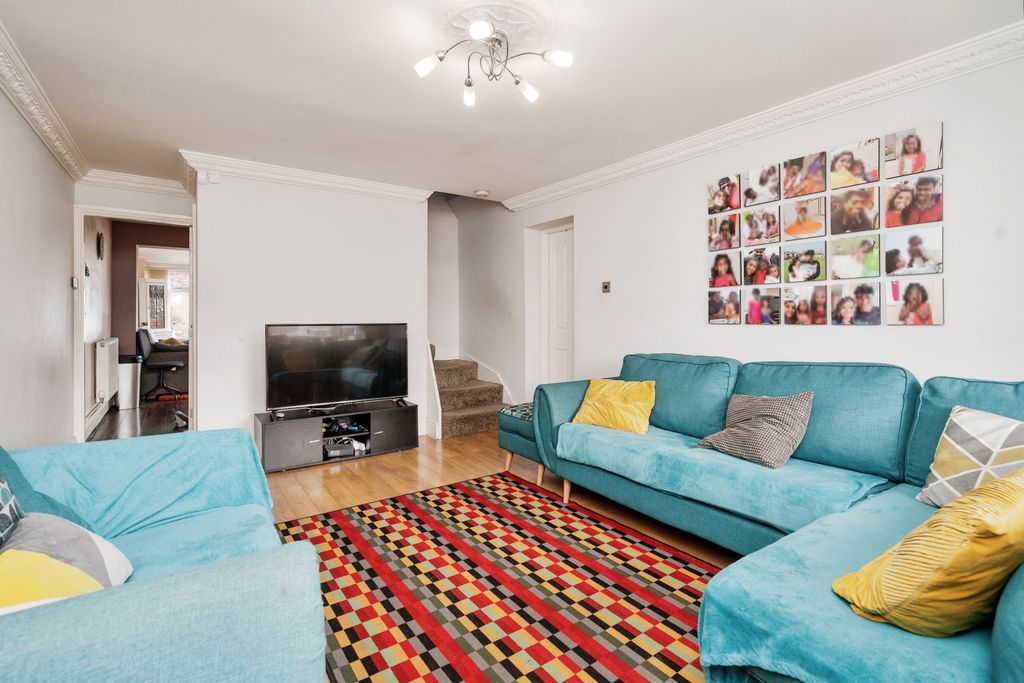 Property photo 3 of 10 Lounge