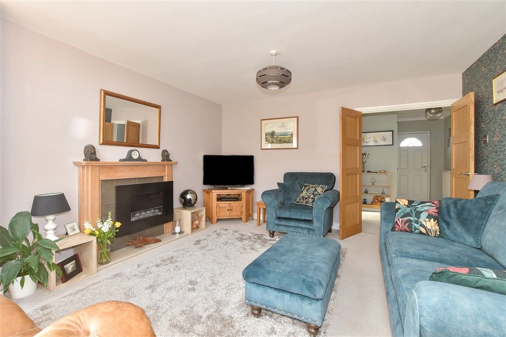 Property photo 3 of 17 Lounge