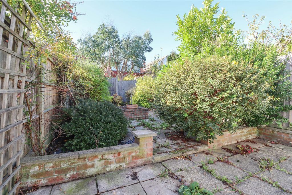 Property photo 2 of 13 28 Leasway Outside-2.Jpg