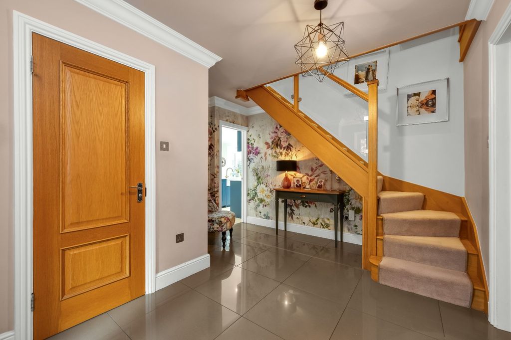 Property photo 2 of 27 Entrance Hall