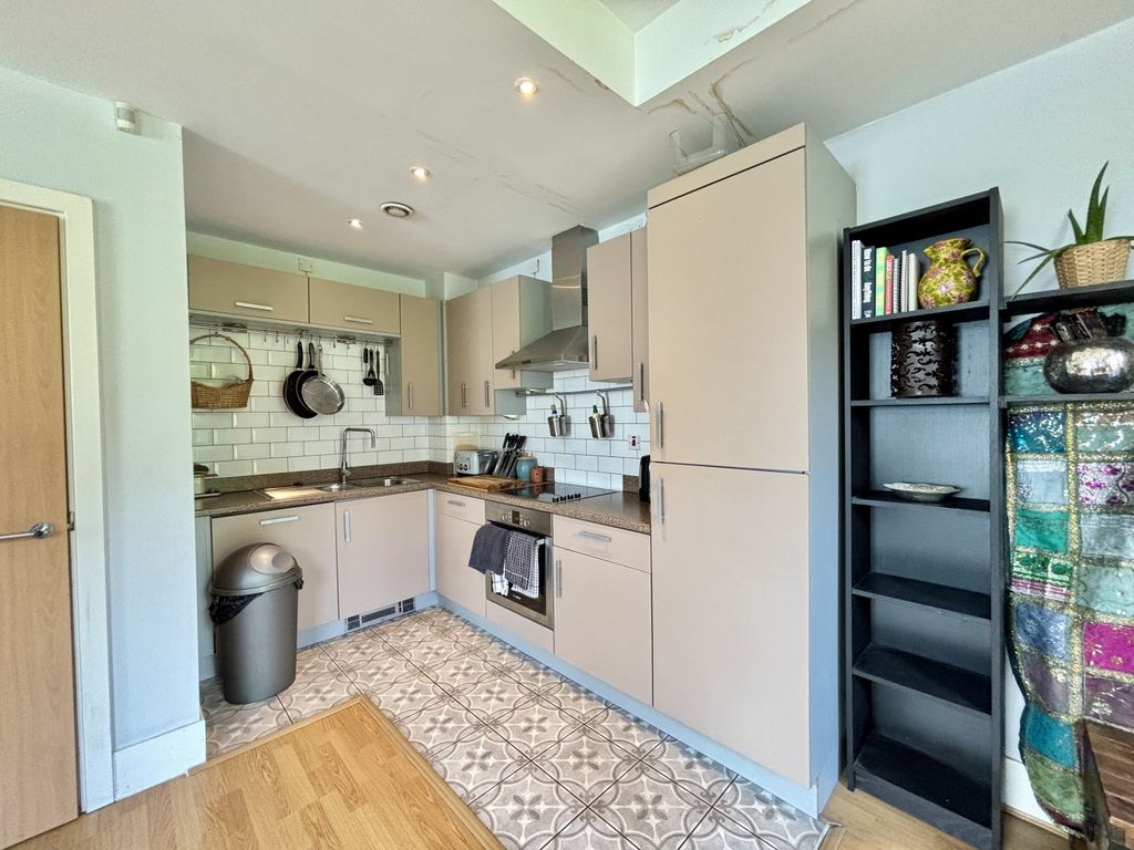 Property photo 2 of 14 Image00008