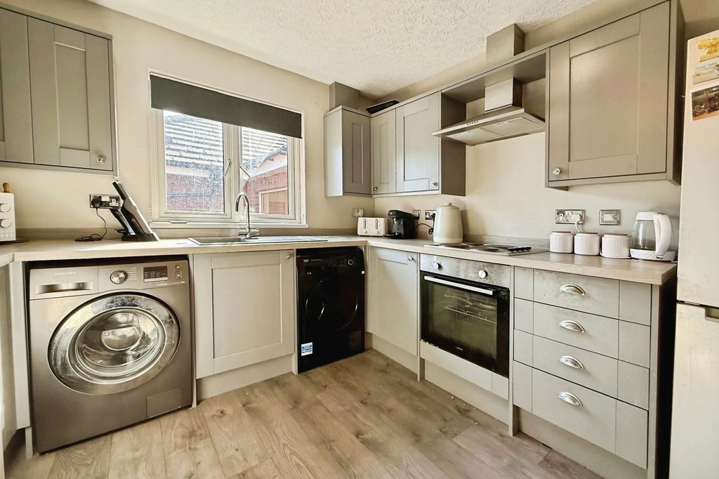 Property photo 3 of 12 Kitchen