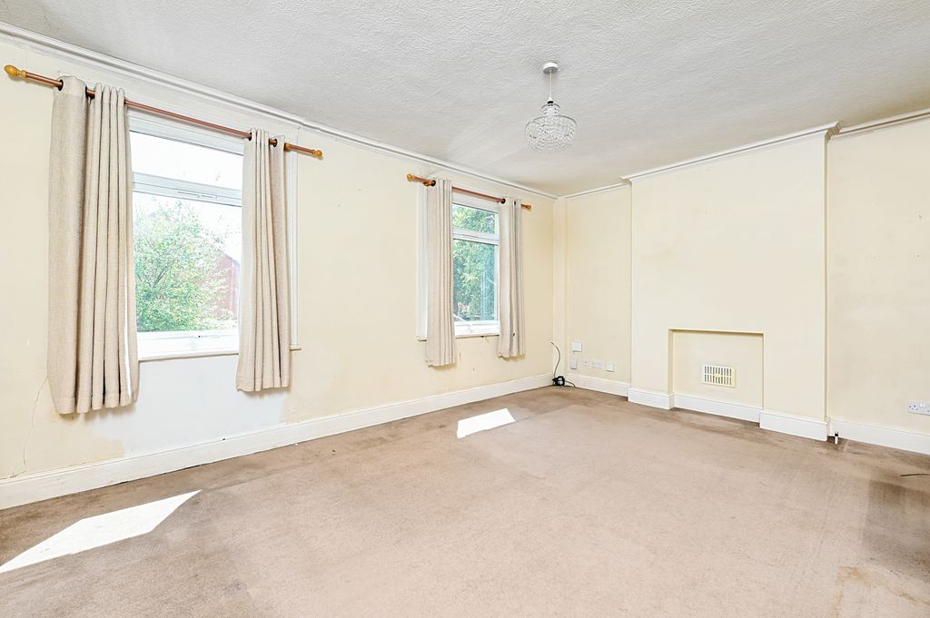 Property photo 3 of 8 Lounge