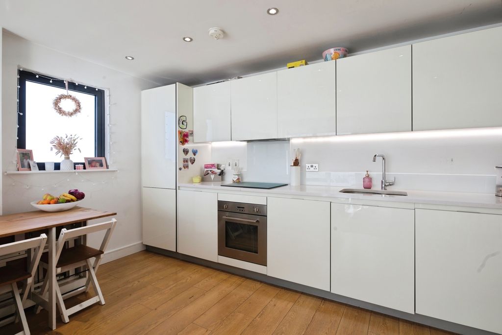 Additional image 5 of 2 bed flat for saleThe Broadway, Loughton, Essex IG10