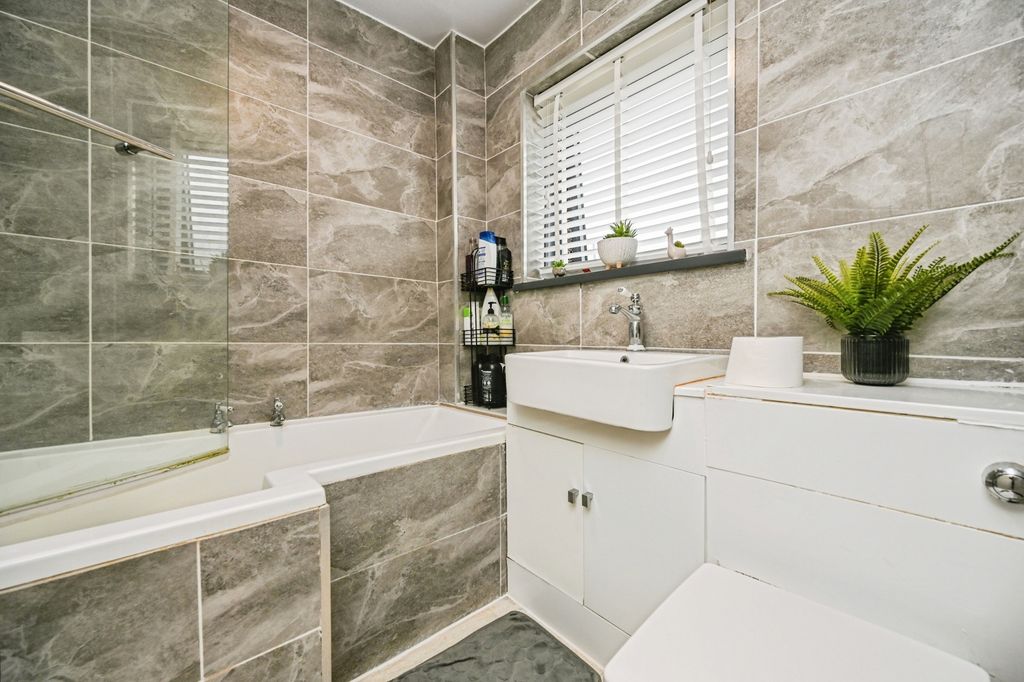 Property photo 2 of 8 Bathroom