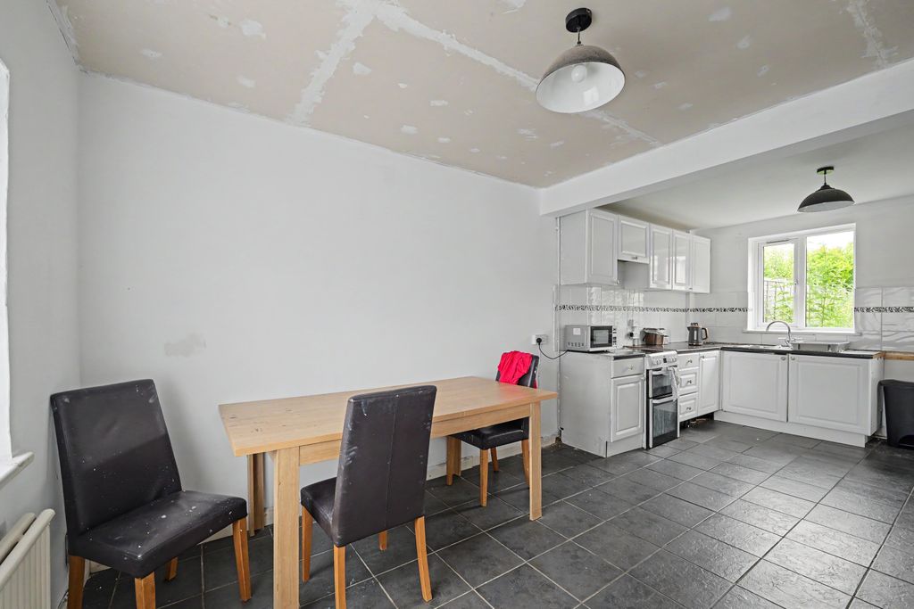 Property photo 2 of 15 2 Barry Road, Southampton, So19 5Lp