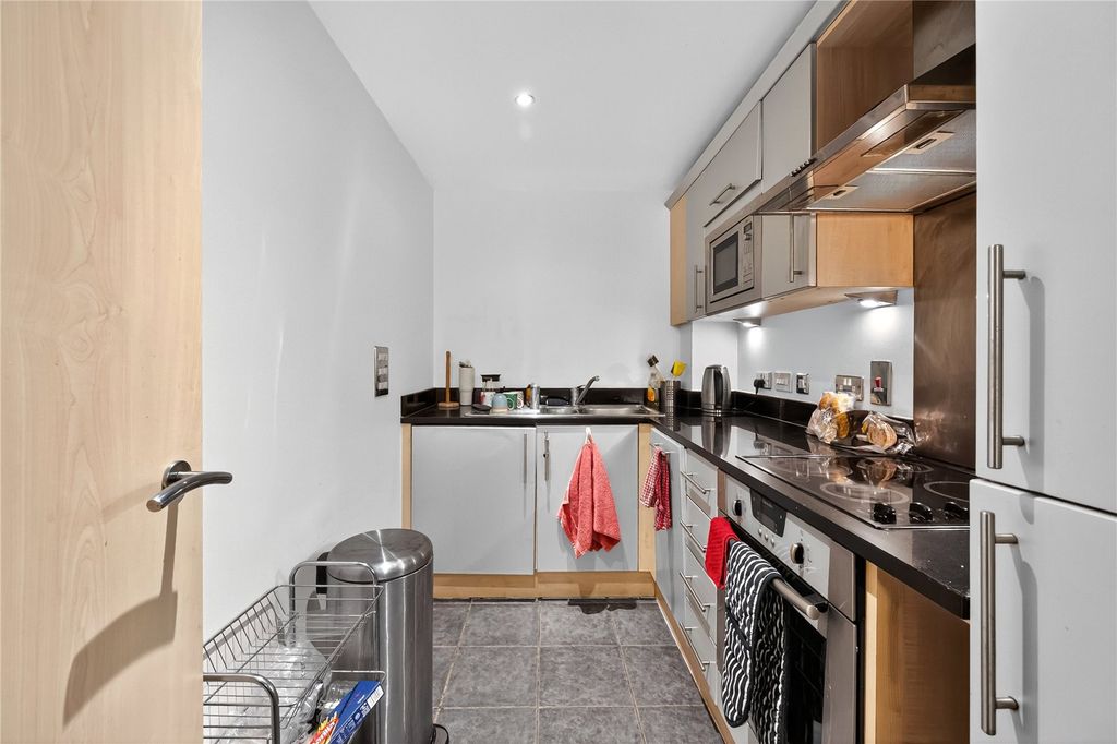 Property photo 3 of 11 Kitchen