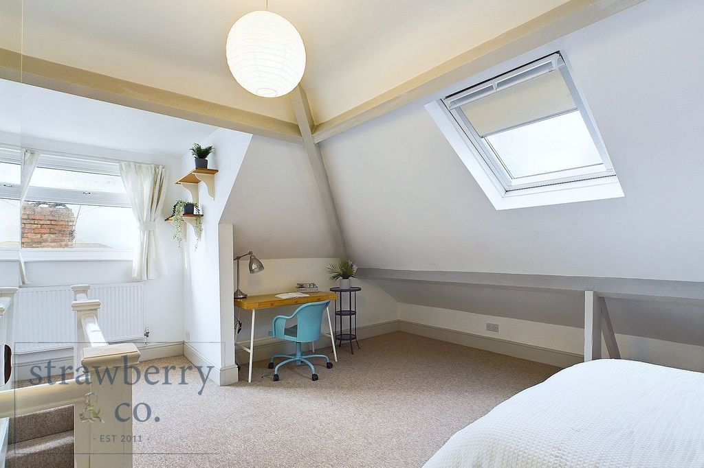 Property photo 3 of 9 Room 6