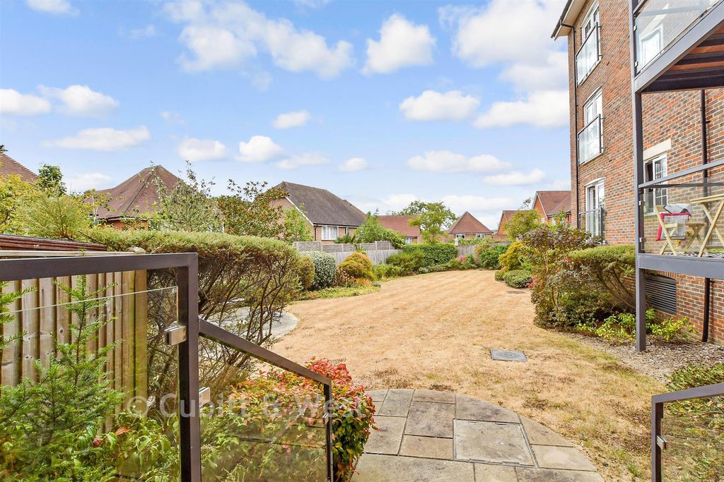Property photo 2 of 14 Communal Gardens