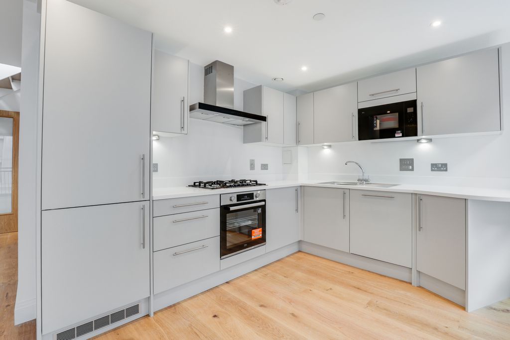 Property photo 1 of 21 Three Bedroom Duplex Apartment For Sale Meridian Point, Greenwich Se8