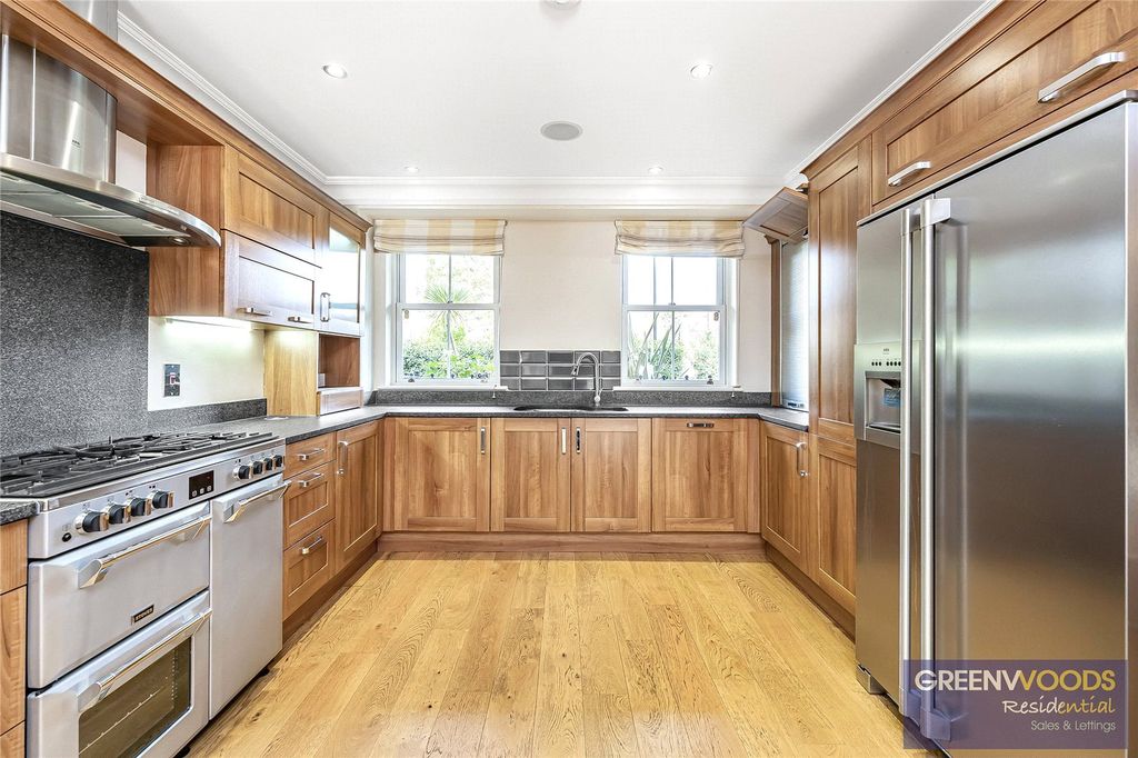Property photo 2 of 37 Picture No. 09