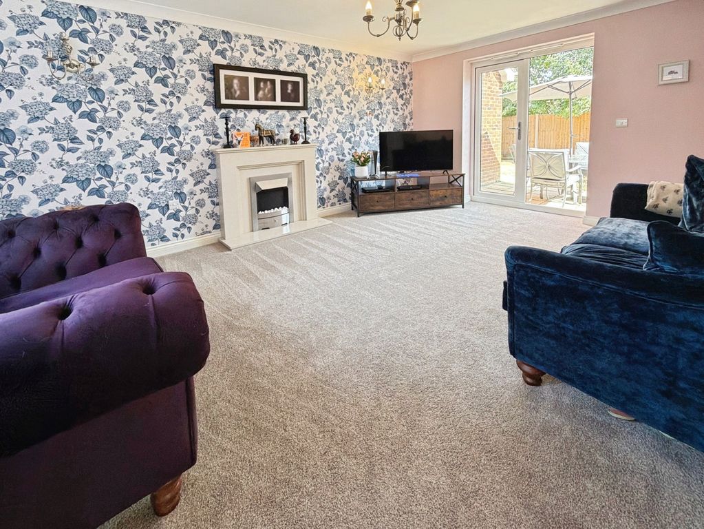 Property photo 2 of 19 Lounge