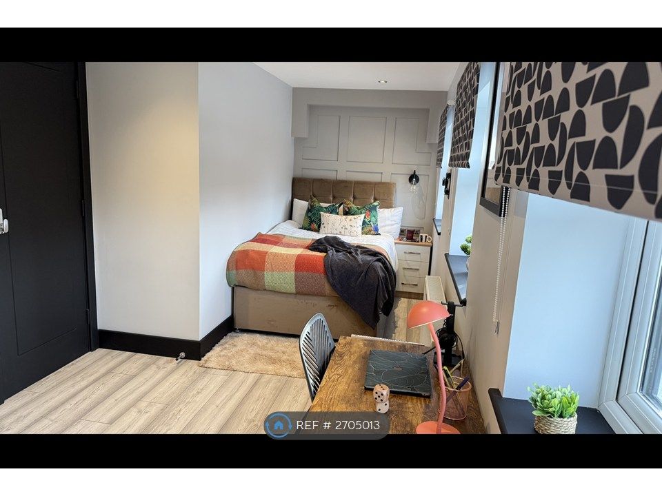 Property photo 1 of 15 Room  5