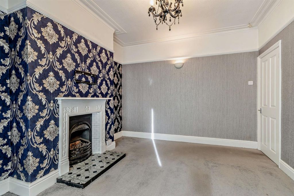 Property photo 2 of 14 8672018-Interior02-800.Jpg