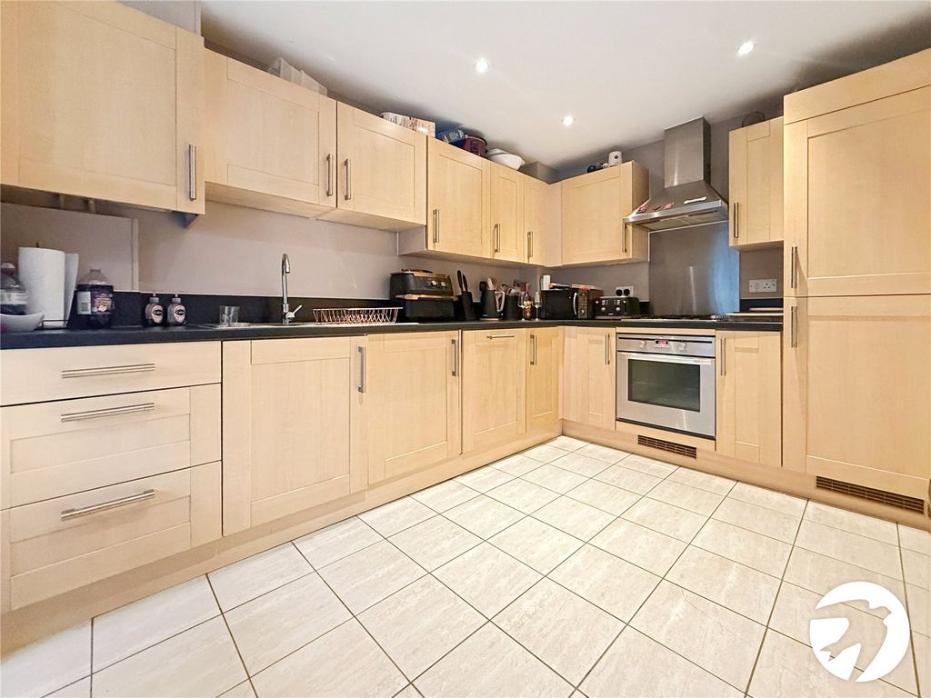 Property photo 3 of 11 Kitchen