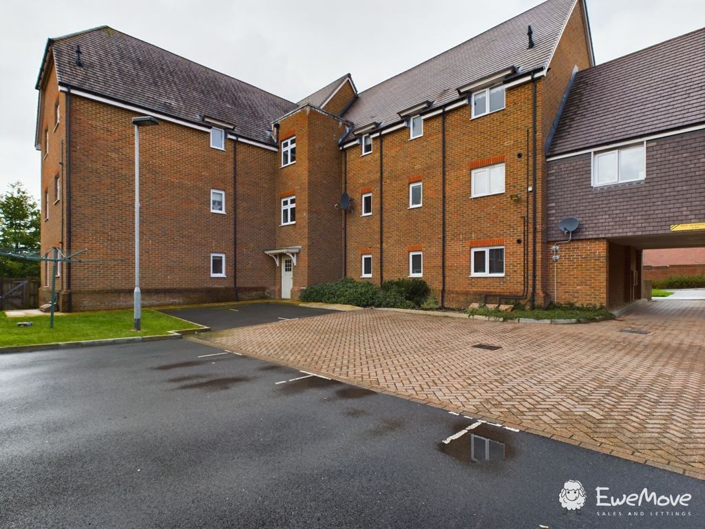 Property photo 3 of 14 Cam02899G0-Pr0040-Still003