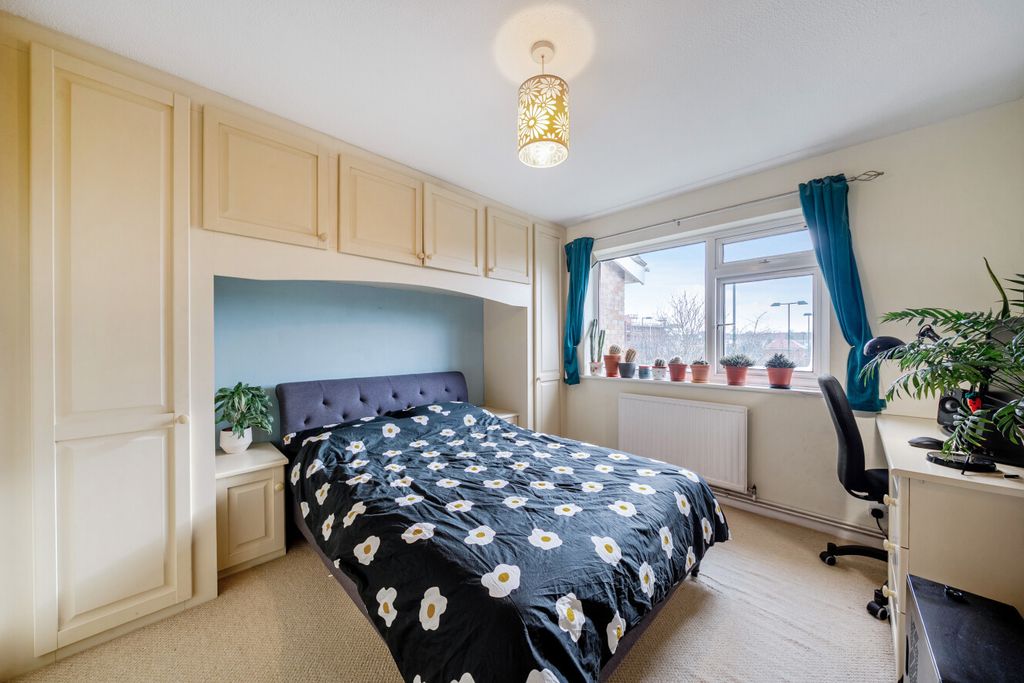 Property photo 3 of 6 1402313-12-697762...