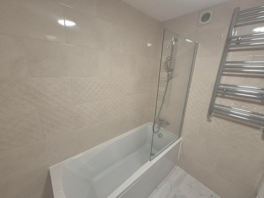 Additional image 7 of 3 bed flat to rentLarkhill Road, Yeovil BA21