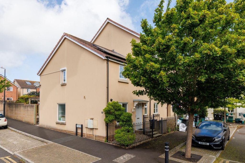 Property photo 2 of 22 29 Wood Mead-23.Jpg