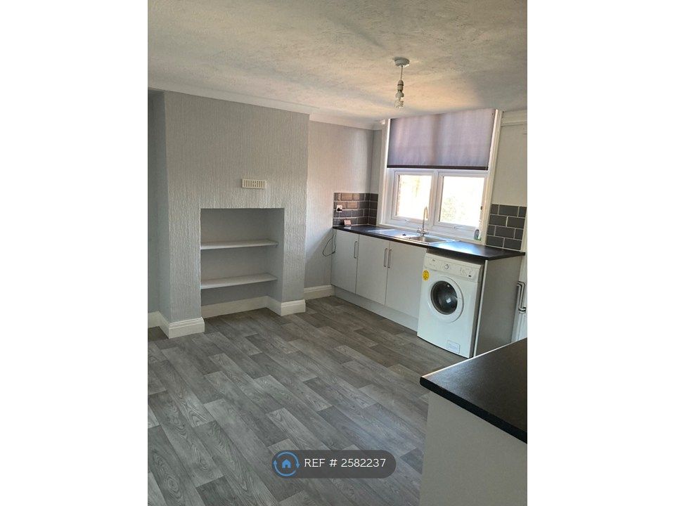 Property photo 3 of 7 Kitchen