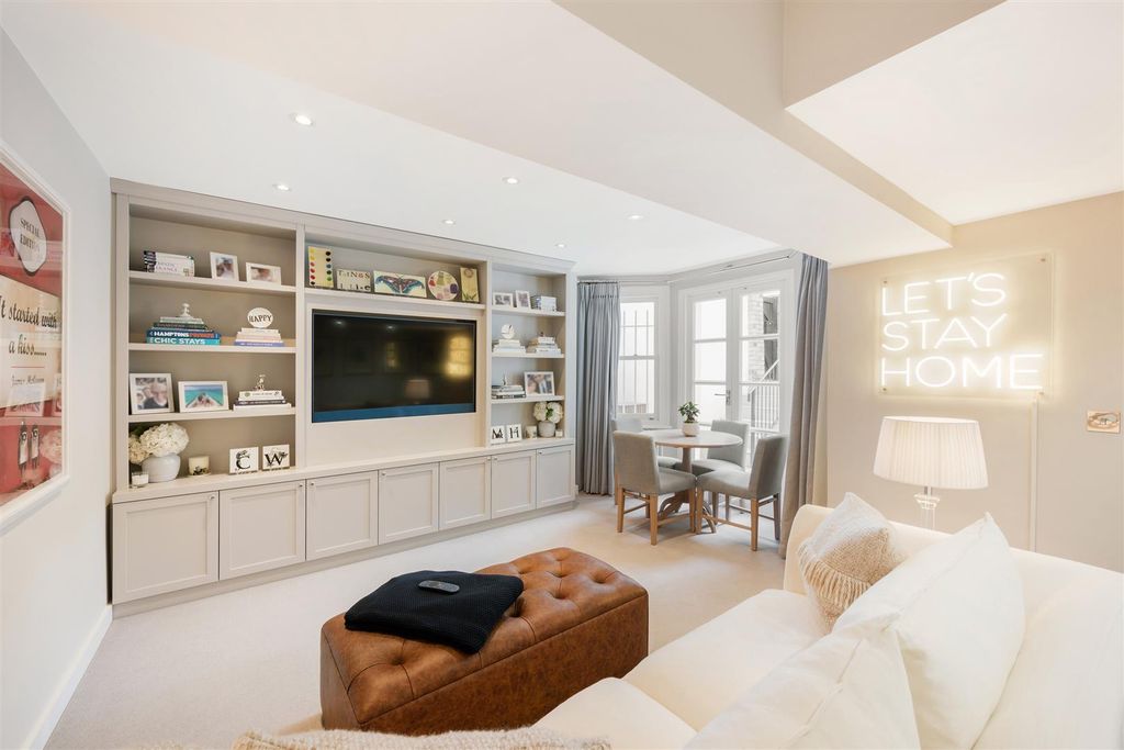 Property photo 2 of 23 89A Abingdon Road Lo-2.Jpg