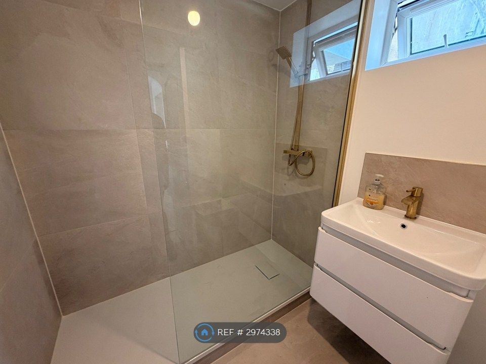 Property photo 2 of 11 Bathroom