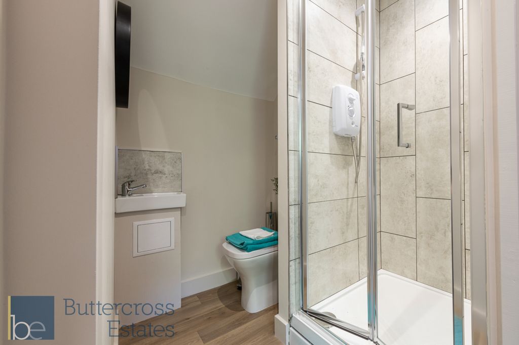 Property photo 3 of 8 Ensuite
